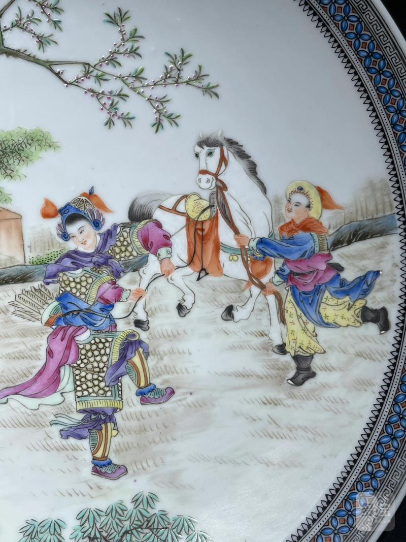 民国 粉彩木兰从军图大盘一对 - 图4